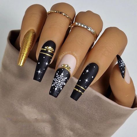 Black And Gold Christmas Nail Designs, Gold And Black Christmas Nails, Black And Gold Winter Nails, Black Gold Christmas Nails, Black And Gold Holiday Nails, New Years Christmas Nails, Black And Gold Christmas Nails, Winter Nails Gold, Gold Black Nails