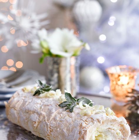 White Chocolate Meringue, Yule Food, Easy Yule Log Recipe, Yule Log Cake Recipe, Desserts Easter, Chimney Cakes, Meringue Roulade, Yule Log Recipe, Roulade Recipe