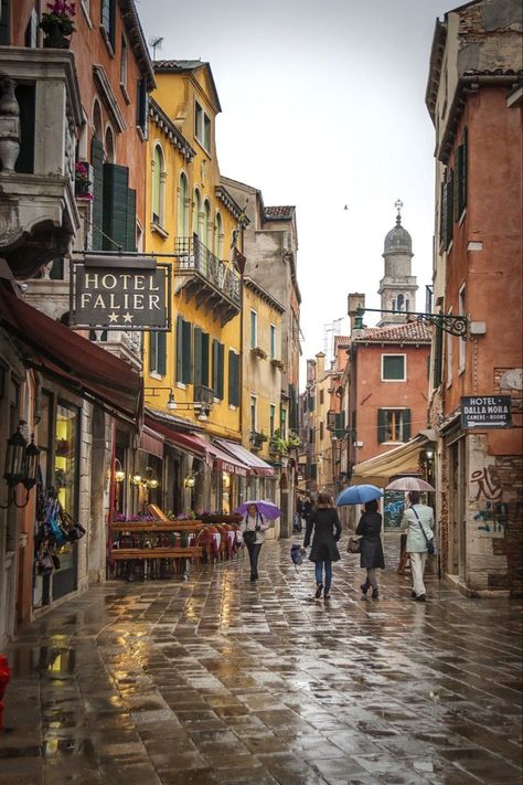 Rome Italy Photography, Vila Medieval, Italy Street, Living In Italy, Italy Holidays, Italy Tours, Italy Photography, On A Rainy Day, Beaux Villages