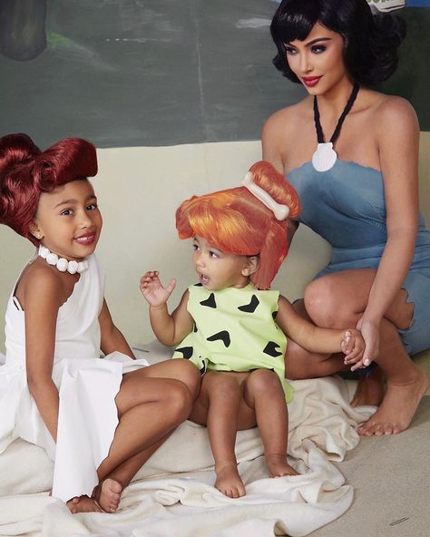 Betty Rubble Costume, Kardashian Halloween Costume, Kim Kardashian Halloween, Flintstones Halloween Costumes, Flintstones Costume, Betty Rubble, Stile Kylie Jenner, Robert Kardashian Jr, Estilo Kardashian