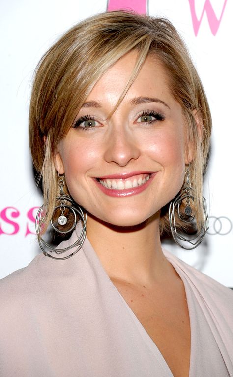 The Following Just Casts Allison Mack  Smallville Fan-Favorite "Chloe Sullivan"! Get Scoop on Her Role Chloe Sullivan, Lana Lang, Allison Mack, Kristin Kreuk, Clark Kent, Smallville, Blonde Bombshell, American Actress, Celebrities Female