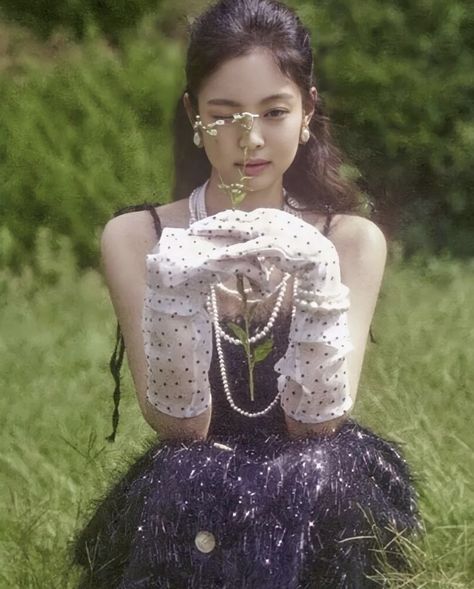 Pre Debut Photoshoot, Jennie Solo, Korean Photoshoot, Debut Photoshoot, Debut Ideas, Hair Inspiration Long, Desain Quilling, Flower Photoshoot, Solo Photo