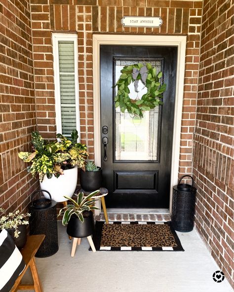 Front Porch Small Entrance, Small Front Porch Planter Ideas, Small Front Entryway Ideas Exterior, Front Porch Wall Decor Ideas, Home Entrance Decor Outdoor, Country Front Porch Decor, Front Stoop Decor, Front Door Mat Ideas, Stoop Decor