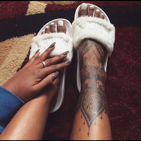 Cute Foot Tattoos, Dark Skin Tattoo, Woman With Tattoos, Anklet Tattoos, Foot Tattoos For Women, Black Girls With Tattoos, Leg Tattoos Women, Stylist Tattoos, Piercings And Tattoos