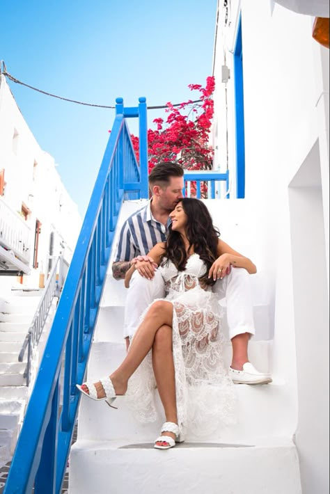 Greece Photo Ideas Couple, Greece Couple Pictures, Croatia Photoshoot, Mykonos Couple, Greece Poses, Greece Photoshoot, Santorini Photography, Couple Travel Photos, Hotel Vacation