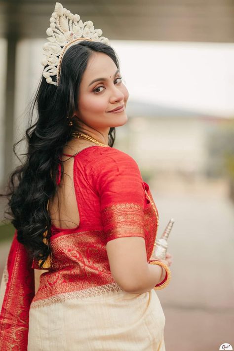 Bengali Bridal Photography Poses, Bengali Bride Wedding Look, Bengali Wedding Poses, Mehendi Photoshoot, Haldi Bride, Poses Outdoor, Outdoor Bride, Morning Girl, Bridal Hairdo