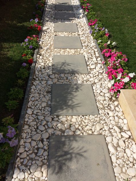 Cement block tiles bordered by white pebbles for a simple pathway Pathway Design, Front Yard Walkway, Yard Walkway, Rock Pathway, Walkway Landscaping, Pathway Landscaping, Small Front Yard Landscaping, Small Front Yard, Garden Walkway