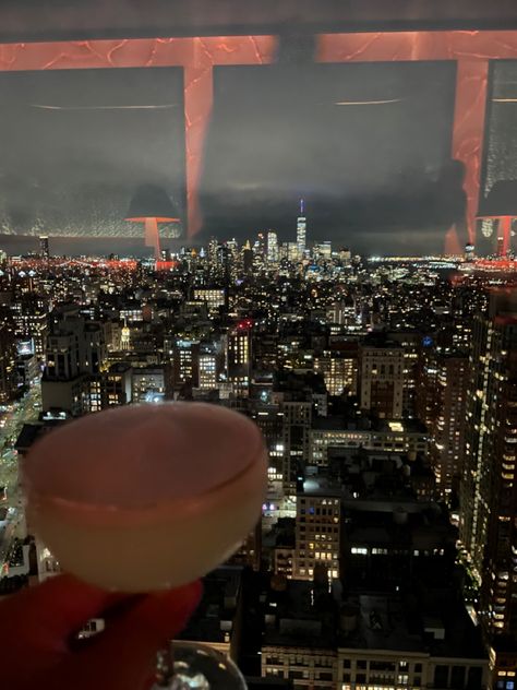 #nyc #bar #rooftop #drink #nycapartment Rooftop Drinks, Nyc Dream, Nyc Rooftop, Nyc Summer, Nyc Aesthetic, Roof Top, Nyc Apartment, Rooftop Bar, Roof