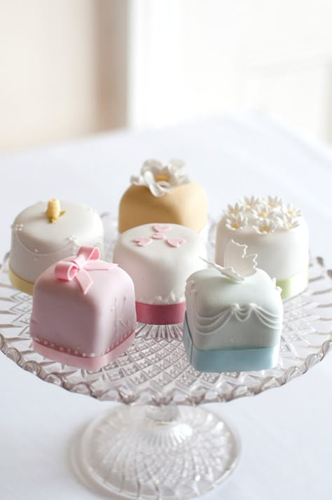 بيتي فور, Wedding Cake Cookies, Mini Wedding Cakes, Pretty Wedding Cakes, Mini Torte, Small Cakes, Individual Cakes, Bridal Shower Food, Little Cakes