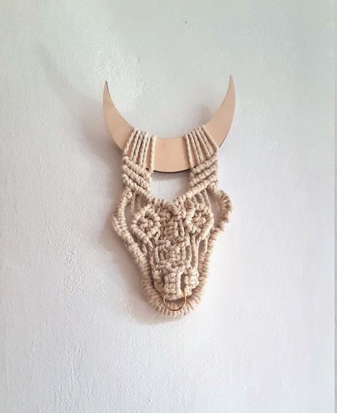 Macrame Cow, Southwestern Gothic, Macrame Animals, Gothic Halloween Decor, Cow Skull Decor, Horns Decor, Buffalo Head, Wood Moon, Macrame Home Decor