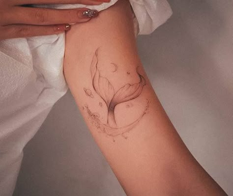 Mermaid Tail Tattoo, Small Mermaid Tattoo, Mermaid Tattoo Designs, Shell Tattoos, Bookish Tattoos, Tattoo Mini, Chic Tattoo, Writing Tattoos, Tattoos For Lovers