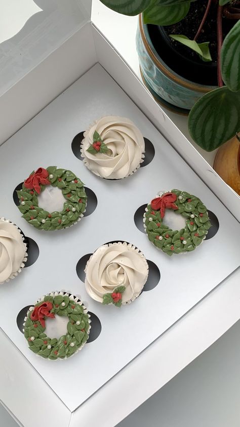 Mini Cupcake Christmas, Christmas Themed Cupcakes, Wreath Cupcakes, Xmas Cupcakes, Muffins Decoration, Cupcake Wreath, Christmas Muffins, Winter Cupcakes, Christmas Cupcakes Decoration