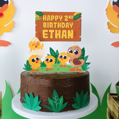 #FiveLittleDucks #5littleducks #birthday #5littleducksparty #ducksbirthday #ducksbirthdayparty #rubberduckparty #rubberduckbirthday #firstbirthday #fivelittleducksbirthday #5littleduckspartydecor #5littleduckspartyideas #Ducksbirthdaycake #BirthdayCake #CakeTopper #FiveLittleDucksCake #5LittleDucksCakeTopper Sarah And Duck Birthday Cake, Duck Cake 2nd Birthday, Rubber Duck Cake Birthday, Duck Shaped Cake, Duck Cake Topper, Rubber Duck 1st Birthday Cake, Rubber Duck Cake, 5 Little Ducks, Five Little Ducks