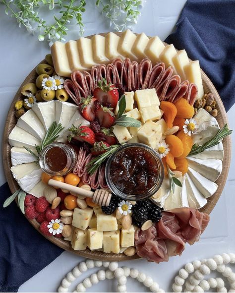 Fancy Cheese Board, Christmas Charcuterie Board Ideas, Charcuterie Board Meats, Christmas Charcuterie Board, Charcuterie Appetizers, Amazing Food Platters, Christmas Charcuterie, Christmas Buffet, Christmas Platter