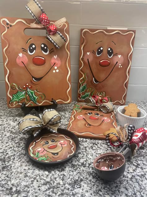 Gingerbread Faces Painting, Gingerbread Man Faces, Gingerbread Bites, Gingerbread Men Crafts, Gingerbread Diy Crafts, Toll Painting, Rolling Pin Crafts, Painted Gingerbread, Diy Christmas Canvas