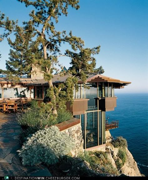 Cliff-Top Ocean Home in Big Sur, Califorina  OK, so when the earthquake hits, it will be the first to go....but what a way to go! Architecture Cool, Cliff House, Ocean House, Architecture Books, Living Modern, Design Exterior, Big Sur, Dream Homes, On The Edge