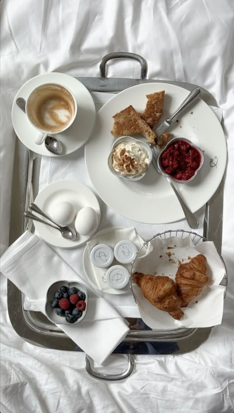 Gourmet Breakfast, Hotel Breakfast, Feminine Health, Breakfast Tray, Expensive Taste, Coffee Breakfast, Coffee Photography, The Breakfast Club, Breakfast In Bed