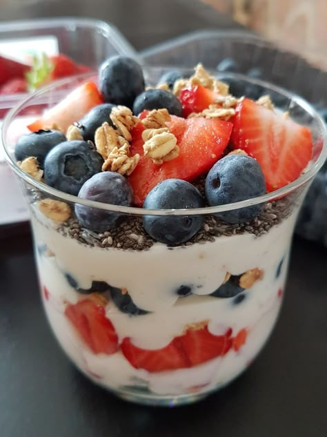 Yoghurt And Fruit, Blueberry Granola, Healthy Yogurt, Healthy Food Dishes, Strawberry Blueberry, Beachwear Collection, Healthy Food Motivation, Healthy Lifestyle Food, Healthy Foodie