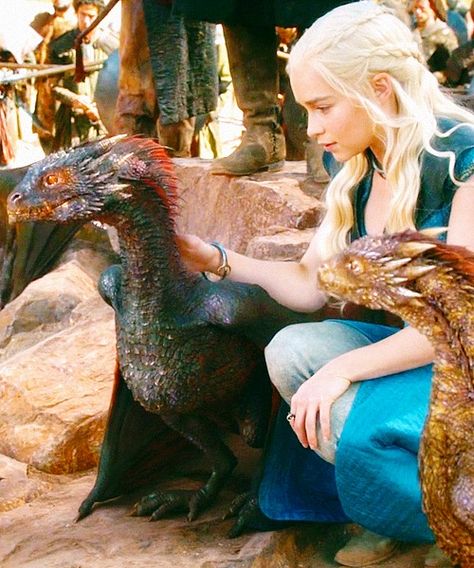 Emilia Clarke as Daenerys Targaryen the Mother of Dragons from Game Of Thrones. Big big big crush Viserion Game Of Thrones, Emilie Clarke, The Mother Of Dragons, Game Of Thrones 3, Game Of Thrones Dragons, Got Game Of Thrones, Fire And Blood, Got Dragons, Gra O Tron