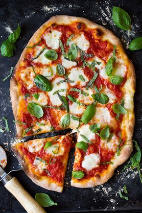 Margherita Pizza Recipe Easy, Margherita Pizza Recipe, Pizza Cooking, Pizza Vegetariana, Pizza Margarita, Margarita Pizza, Pizza Sauce Recipe, Pizza Recipes Easy, Pizza Margherita