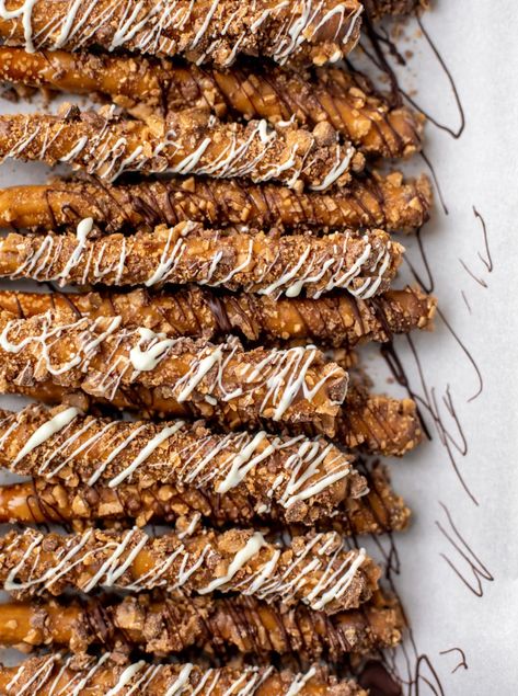 Caramel Toffee Dipped Pretzel Rods Caramel Toffee Dip, Caramel Pretzels Rods, Toffee Dip, Dipped Pretzel Rods, Chocolate Caramel Pretzels, Toffee Chips, Chocolate Dipped Pretzels, Caramel Dip, Caramel Pretzels