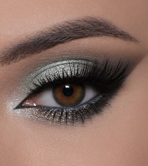 Green Silver Eye Makeup, Makeup For Mint Green Dress, Make Prata, Prom Makeup Blue Eyes, Eyelash Extension Styles, Green Dress Makeup, Trucco Smokey Eye, Shadow Eye Makeup, Silver Eye Makeup