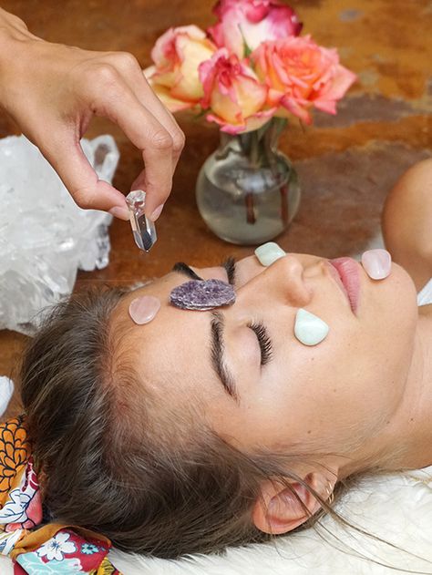 Activate your Crystal Facial Grid How To Close Pores, Virgo Witch, Crystal Facial, Crystals Healing Grids, Crystal Massage, Crystal Therapy, Crystal Grids, Crystals Healing, Diy Crystals