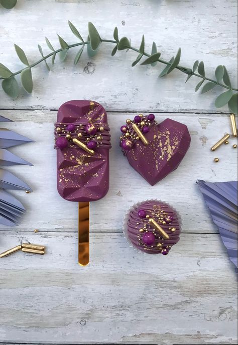 Cakesicle, cake heart and cake truffle Purple Cakesicles Ideas, Cakesicles Design, Purple Cakesicles, Cakesicle Stand, Cakesicle Designs, Heart Cakesicles, Cake Sicles, Purple Desserts, Popsicles Cake