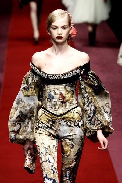 D&G fall 09 - Pamela Baroque Inspired Fashion, Religious Fashion, Religious Iconography, Astrology Tarot, Home Decor Blog, Couture Mode, John Galliano, Fashion Over 50, Modern Fashion