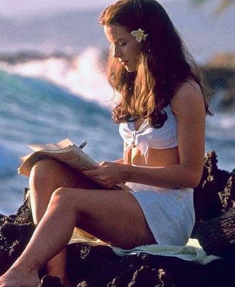 KateTiAmo❤ on Instagram: “Evelyn Pearl Harbor Kate ❤” Evelyn Pearl Harbor, Pearl Harbour Movie, Pearl Harbor Movie, 40s Aesthetic, 50s Beach, 1940s Aesthetic, Summer Movie, Ethereal Aesthetic, Summer Waves