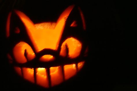 Cat Bus jack-o-lantern by twinklepug on deviantART Studio Ghibli Pumpkin, Cat Bus Totoro, Pumpkins Designs, Cat Bus, Pumkin Carving, Vampire Cat, Pumpkin Stencil, Pumpkin Design, Halloween Hacks