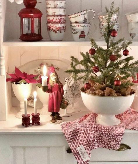 Christmas Bookshelf Decor, Christmas Cottagecore, Natal Country, Christmas Bookshelf, Norwegian Christmas, Aesthetic Holiday, Swedish Christmas, Cottage Christmas, Christmas Planning