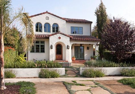 Small Spanish House, Mexican House Exterior, Modern Spanish Farmhouse, House Siding Options, Mediterranean Homes Exterior, Stucco Siding, Colonial House Exteriors, Spanish Colonial Homes, Mediterranean Exterior