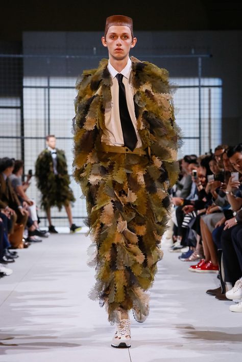 Comme des Garçons: Spring 2019 Comme Des Garcons Runway, Comme Des Garcons Menswear, Hunger Games Outfits, Comme Des Garcons Men, Camp Fashion, Camping Style, Cheap Mens Fashion, Mens Fashion Week, Live Fashion