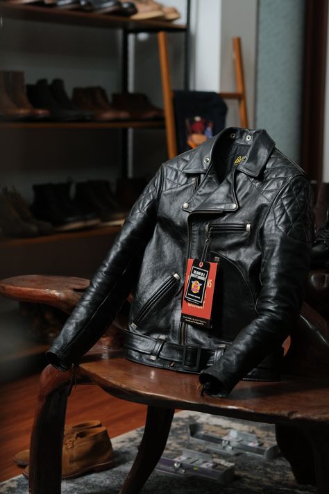 The Real Mccoys Buco J-82 Horsehide Jacket Outfits Cafe, Real Mccoys, Mens Fashion Essentials, Hipster Looks, Riders Jacket, Moto Style, Men's Outerwear, Flight Jacket, Men's Apparel