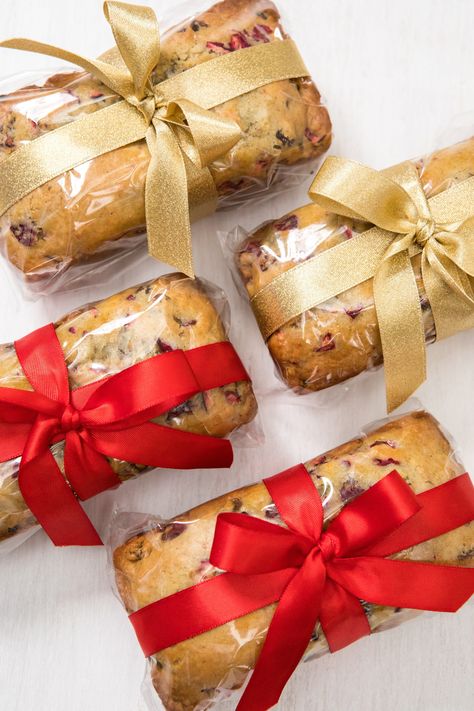 Loaf Breads, Christmas Baking Gifts, Bread Loaves, Bread Packaging, Christmas Bread, Cranberry Bread, Christmas Food Gifts, Cake Packaging, Mini Loaf