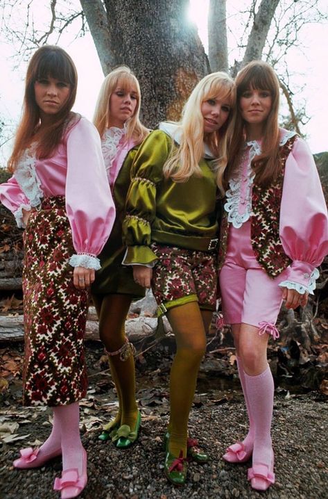 Psychedelia Henry Diltz, 60s Girl, Groovy Fashion, Patti Hansen, Topanga Canyon, 60s 70s Fashion, 60s And 70s Fashion, Lauren Hutton, Fashion Content