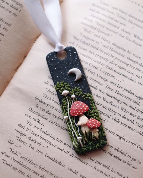 Polymer Bookmark, Ceramic Bookmark, Crafts Bookmarks, Cool Bookmarks, Diy Crafts Bookmarks, Clay Sculpting, Clay Stuff, Mixed Media Jewelry, Etsy Ideas