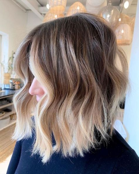 Blonde Balayage Lob Hair Color Idea 2 Tone Hair Color Ideas, Diy Balayage At Home, Balayage At Home, 2 Tone Hair Color, Two Tone Hair Color Ideas, Two Tone Hair Color, 2 Tone Hair, Short Hair Blonde, Diy Balayage