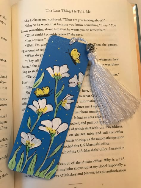 Easy Bookmark Ideas, Hand Painted Butterfly, Photo Bookmarks, Herringbone Quilt, Handmade Bookmarks Diy, Painted Butterfly, Wood Butterfly, Bookmark Ideas, Creative Bookmarks