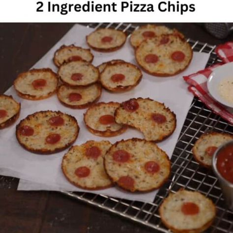 2 Ingredient Pizza Chips - EASY KETO RECIPES 2 Ingredient Pizza Chips, Chips With Cheese, R3 Recipes, 2 Ingredient Pizza, Keto Pizza Sauce, Keto Beverages, Keto Chips, Pizza Chips, Keto Crackers