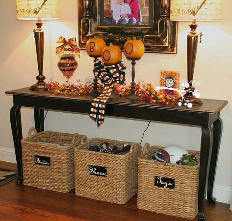 25 Ideas To Style Your Console Table With Spooky Halloween Decorations Halloween Entry Table, Sofa Table Decor, Hallowen Ideas, Fall Entryway, Foyer Table, Entry Tables, Spooky Halloween Decorations, Fall Deco, Bedroom Walls