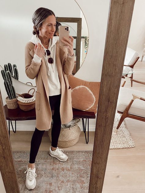 Camel Cardigan Outfit, Coatigan Outfit, Camel Sweater Outfit, Winter Cardigan Outfit, Long Cardigan Outfit, Styled Outfits, Jeans And Hoodie, Look Legging, Cardigan Outfits