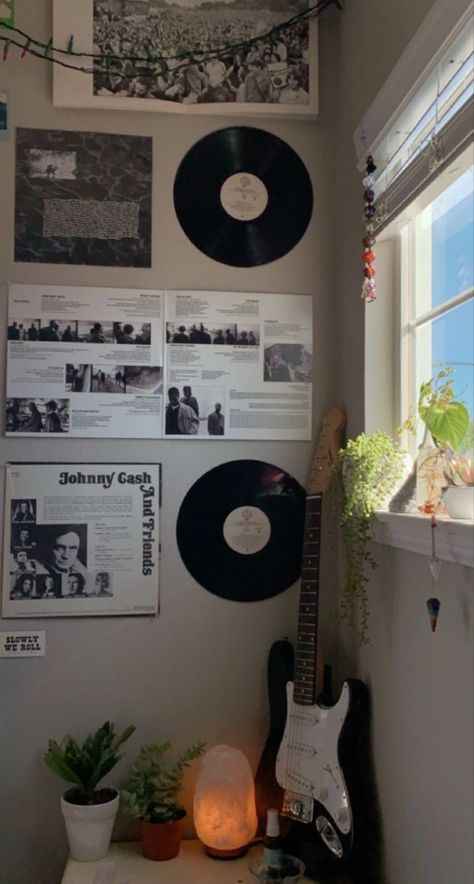 Rockstar Dorm Room, Rockstar Room Ideas, Room Inspo Music, Music Aesthetic Room, Rockstar Room, Music Bedroom, Retro Room, Pinterest Room Decor, Grunge Room