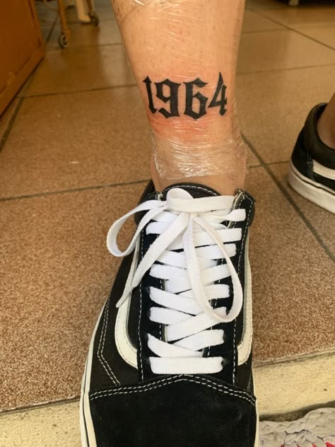 Traditional Birth Year Tattoo, 1964 Tattoo, 1994 Tattoo, Shrek Funny, Tattoo Pierna, Feminine Tattoos, Tattoos And Body Art, Old School Tattoo, Compass Tattoo