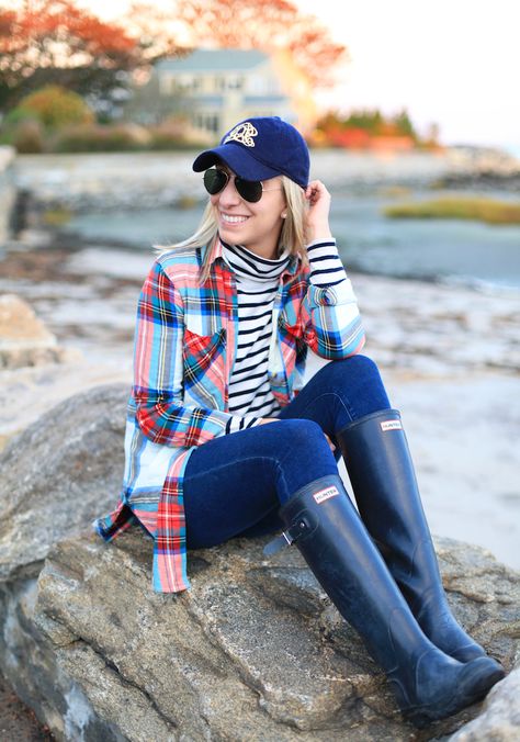 white and black striped shirt, plaid shirt, navy blue baseball cap, jeans, and black hunter boots Rain Boots Outfit, Fall Beach Outfits, Navy Hunter Boots, Hunter Boots Outfit, Black Hunter Boots, Preppy Mode, Black Striped Shirt, Summer Country, Hunter Outfit