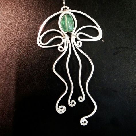 Wire Wrapped Jellyfish, Wire Turtle Tutorial, Jellyfish Necklace Diy, Jellyfish Jewelry Diy, Metal Wire Jewelry Diy, Silver Wire Art, Wire Wrap Keychain, Wire Art Jewelry, Aluminium Wire Jewelry