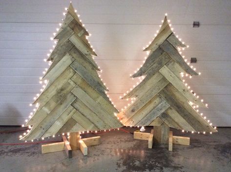 Flat Wood Christmas Tree, Wooden Pallet Christmas Trees Diy, Skid Christmas Tree Pallet Projects, Rustic Pallet Christmas Tree, Barnwood Christmas Trees, Wood Christmas Tree Outdoor, Reclaimed Wood Christmas Tree, Pallet Trees Christmas Diy, Wooden Christmas Trees Outdoor