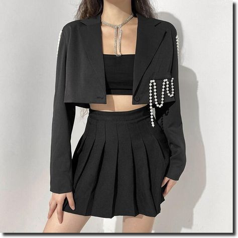 [PaidAd] 69 Top Black Cropped Blazer Outfit Tricks To Check Out This Summer #blackcroppedblazeroutfit Black Cropped Blazer Outfit, Grooms Woman, Outfits With Mini Skirts, Crop Blazer Outfit, Cropped Blazer Outfit, Cropped Jacket Outfit, Madam Mim, Cropped Outfits, Crop Top Suit