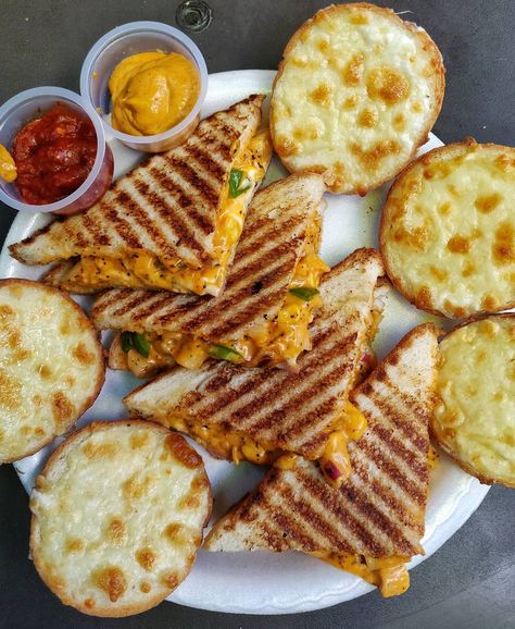 Rishabh Gemini on Instagram: “A Platter Which Everybody Craves For ‼️😍❤️ . . Peri Peri Pasta Sandwich and Cheese Garlic Bread with Dip 😋 . . 🍭 - Urban Canteen, Shalimar…” Peri Peri Sandwich, Bread With Dip, Sandwich Indian, Pasta Sandwich, Cheese Garlic Bread, Garlic Cheese Bread, Breakfast Recipes Indian, Peri Peri, Vegetarian Fast Food